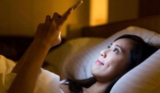 長期熬夜玩手機(jī) 當(dāng)心8大危害