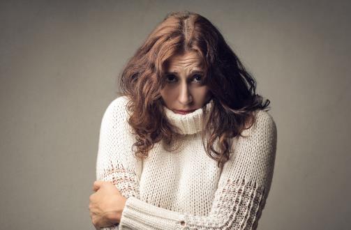 女性冬季手腳冰涼,是氣血不足還是體虛?這是女性對寒冷