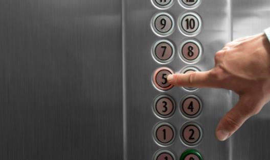 電梯的安全事故頻出 被困在電梯的自救法