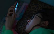 ?關燈玩手機的危害 出現3種癥狀要馬上放下手機