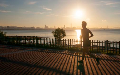 早晨喝水好處多 空腹跑步害處多