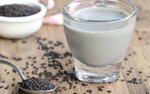 喝黑豆漿有什么好處 防衰補腎黑豆比黃豆療效好