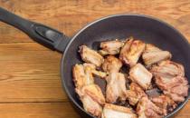 ?不粘鍋還是鐵鍋好 使用不粘鍋的細節(jié)你留意過嗎