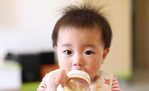 寶寶多大可以喝純牛奶 寶寶喝純牛奶的日常誤區