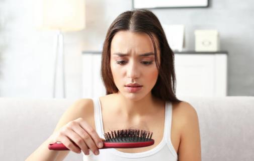 有種產后煩惱叫一薅一把毛 為什么掉發找上產后新媽