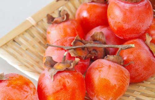 冬季吃柿子容易長(zhǎng)結(jié)石嗎 成熟柿子可以放心隨便吃