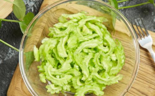 常飲苦瓜汁養顏嫩膚降血糖 苦瓜減肥三部曲分享