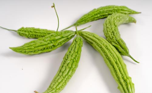 常飲苦瓜汁養顏嫩膚降血糖 苦瓜減肥三部曲分享