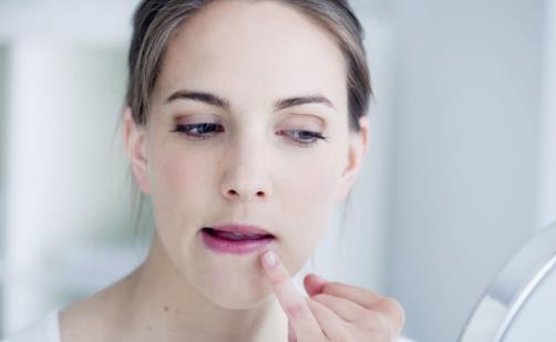 下巴長(zhǎng)痘是什么原因造成的 天然祛痘祛印的方法分享