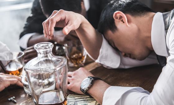 喝酒時傷肝又傷胃的飲食揭秘 喝酒的各種不宜事項