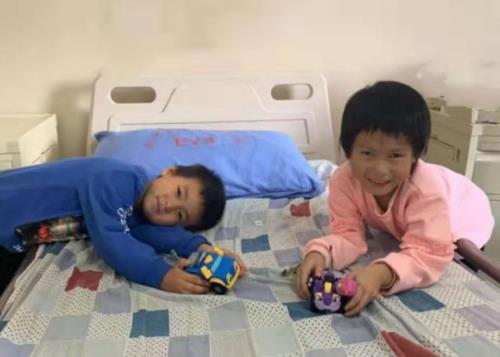 孩子看東西瞇眼、歪頭就是近視？可能是先天性白內障在搞鬼