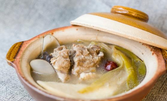 骨頭湯燉煮多長時間最合適 骨頭湯燉的時間太久是不是好事