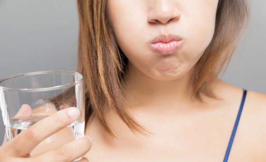 熱姜水可以治療牙周炎?出現(xiàn)這些癥狀警惕牙周炎