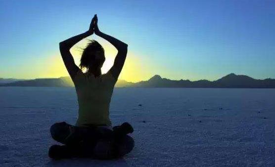 在床上做簡單易行的瘦身操 能在輕松快樂中瘦下來