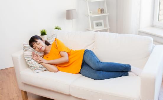 睡得好好的突然感覺一腳踩空 專家?guī)憬颐剡@種癥狀的原因