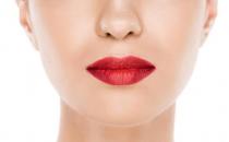 秋冬季節護唇小妙招 正確選擇潤唇膏輕松脫掉小干屑