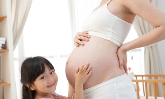 腹中寶寶會(huì)通過(guò)胎動(dòng)說(shuō)話 孕婦可以數(shù)胎動(dòng)判斷胎兒是否缺氧