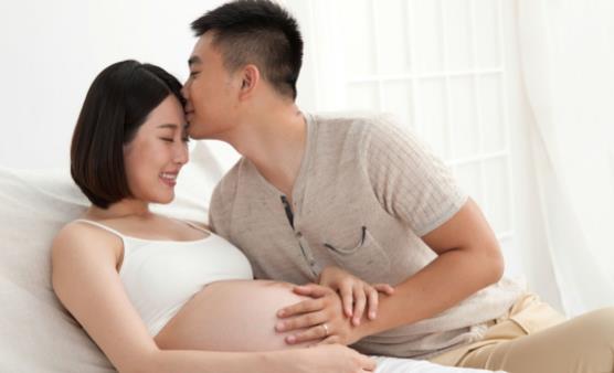 腹中寶寶會(huì)通過(guò)胎動(dòng)說(shuō)話 孕婦可以數(shù)胎動(dòng)判斷胎兒是否缺氧