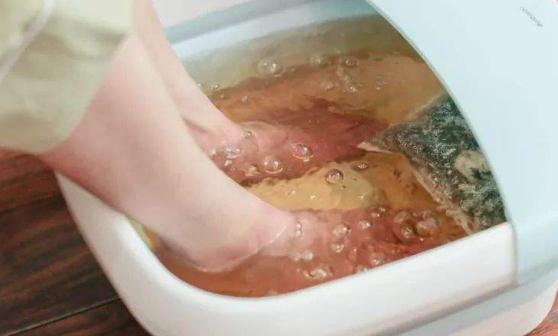 八個信號說明腎臟病了 晚上九點泡腳最護腎