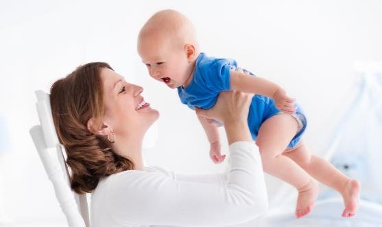 寶寶發熱低于38℃別著急喂退燒藥  出現這十一種情況快送醫