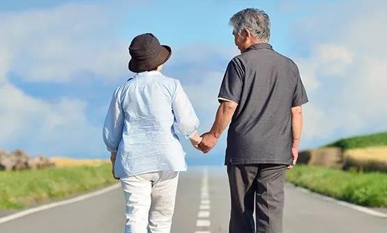 老人散步謹(jǐn)記四要領(lǐng) 最適合中老年人的散步方法