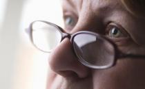 ?出現眼花就可配鏡不要拖延 戴老花鏡要謹記四個誤區(qū)
