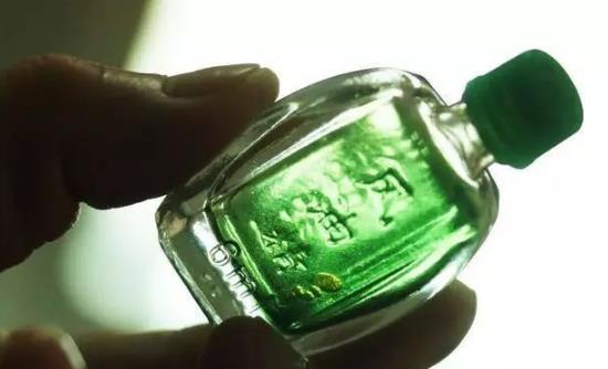 風油精和清涼油都是夏季必備的藥品。平時感冒、頭暈、蚊蟲叮咬都