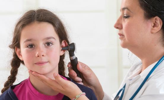 游泳時(shí)耳朵進(jìn)水了別著急 推薦耳內(nèi)進(jìn)水后的六個(gè)處理方法