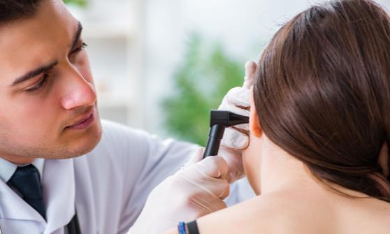 游泳時(shí)耳朵進(jìn)水了別著急 推薦耳內(nèi)進(jìn)水后的六個(gè)處理方法