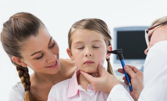 游泳時(shí)耳朵進(jìn)水了別著急 推薦耳內(nèi)進(jìn)水后的六個(gè)處理方法