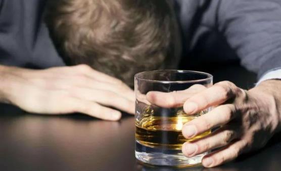 長期飲酒的危害導致營養不良 飲酒需要注意的準則