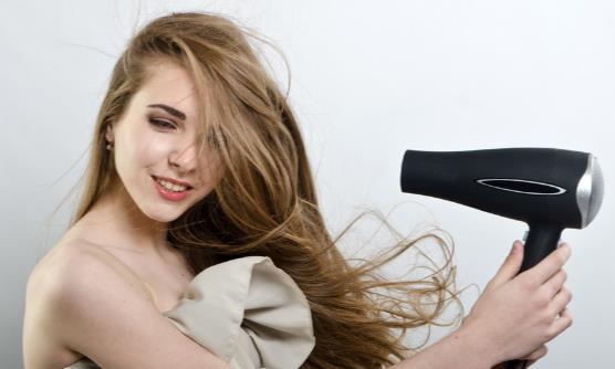 吹風機里纏入了頭發怎樣清理 如何用吹風機正確吹發