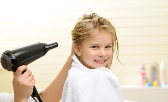 吹風機里纏入了頭發怎樣清理 如何用吹風機正確吹發