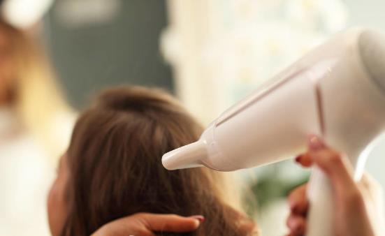 吹風機里纏入了頭發怎樣清理 如何用吹風機正確吹發