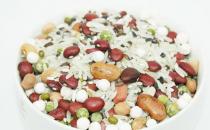 早餐不建議吃哪些食物，不吃早餐的危害：低血糖、胃炎、胃潰瘍