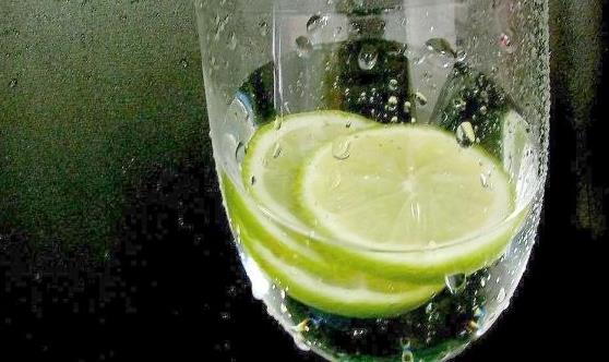 檸檬切片泡水喝清香怡人好處多 檸檬水的制作妙招