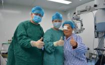 小屏時代的敬老故事走紅，愛爾眼科員工為父母做手術