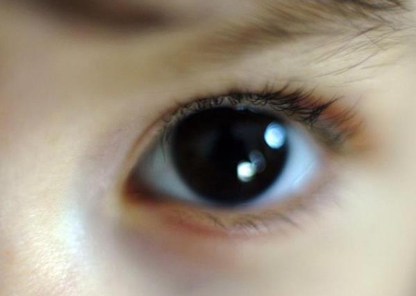 長期睡前玩手機的人,面部若有3癥狀,可能是肝在“吐槽”