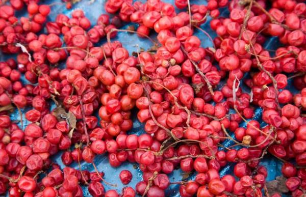 長期睡前玩手機的人,面部若有3癥狀,可能是肝在“吐槽”