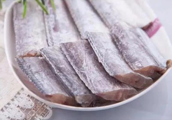 甲醛浸泡過的帶魚一碰熱油就扭曲、炸裂“開花”,千萬別買別吃