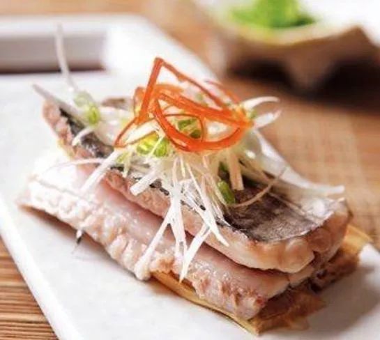 帶魚清洗：解凍、剪去頭部和魚鰭，剪開魚肚切段，掏內臟用水洗凈