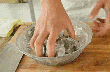 帶魚清洗：解凍、剪去頭部和魚鰭，剪開魚肚切段，掏內臟用水洗凈