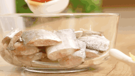 帶魚清洗：解凍、剪去頭部和魚鰭，剪開魚肚切段，掏內臟用水洗凈