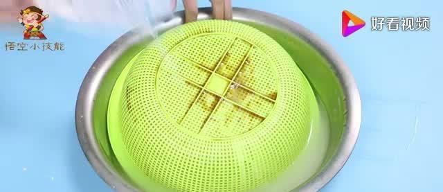菜籃子縫隙難清洗?倒點白醋和淀粉,菜籃子的油污都洗凈