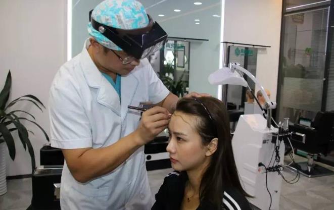 為什么植發(fā)效果相差半邊天?廣州青逸植發(fā)醫(yī)院專家透入原因居然是……