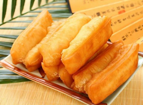 炸油條為什么要兩根面合在一起炸 怎么讓兩根油條黏在一起