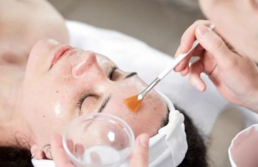 刷酸后臉上長了好多小痘痘正常嗎 刷酸后臉上爆痘怎么辦