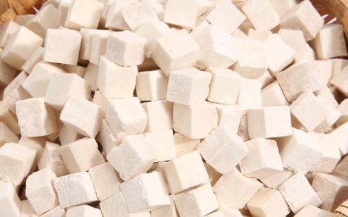 茯苓有酸味和沒酸味的哪個好 茯苓泡水變黑還能吃嗎