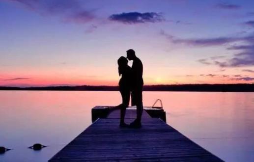 為什么接吻時(shí)男生的手亂動(dòng) 男生接吻時(shí)手不老實(shí)的人怎么樣