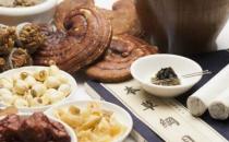 早餐不建議吃哪些食物，不吃早餐的危害：低血糖、胃炎、胃潰瘍